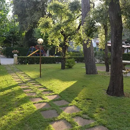 Nettuno فندق مارينا دي بييتراسانْت