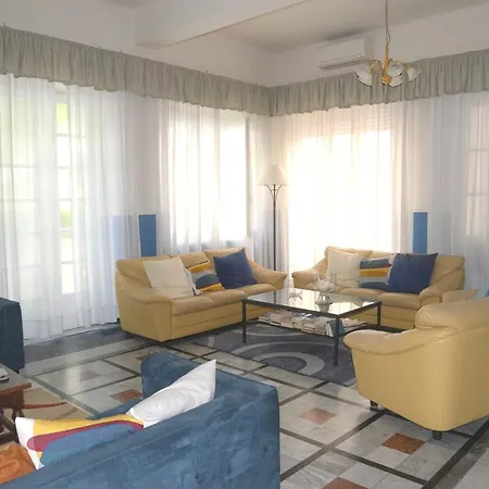 Nettuno 3* مارينا دي بييتراسانْت