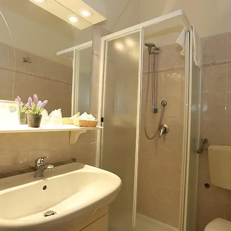 Nettuno فندق مارينا دي بييتراسانْت