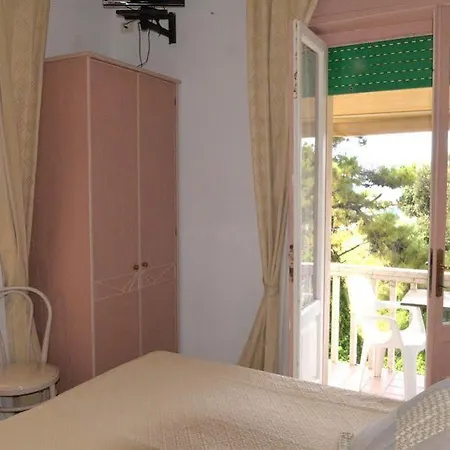 Nettuno 3* مارينا دي بييتراسانْت