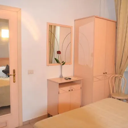 Nettuno 3* مارينا دي بييتراسانْت