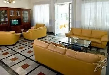 Nettuno 3* مارينا دي بييتراسانْت
